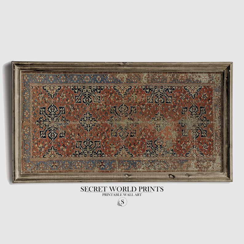 K&ouml;nnte beinhalten: Ein gerahmter Druck eines Vintage-Teppichs mit einem geometrischen Muster in Rot, Blau und Schwarz. Der Rahmen ist aus verwittertem Holz in hellbrauner Farbe. Der Druck tr&auml;gt den Titel "SECRET WORLD PRINTS PRINTABLE WALL ART".
