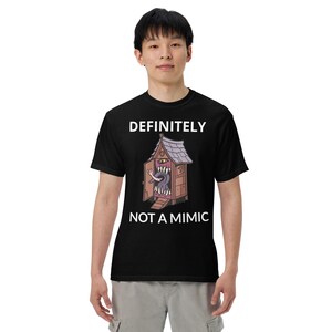 T-shirt des toilettes extérieures qui n'est certainement pas un imitateur - T-shirt graphique D&D hilarant | Cadeau parfait pour les fans de RPG et les joueurs, chemise Monster dnd