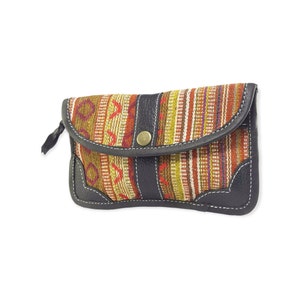 11x20 cm, Petit Sac/Porte-monnaie en Pur Cuir et Coton Gheri, 2 Poches, 1 Zip, 1 Bouton, Fabriqué à la Main au Népal par des Femmes Locales dans un commerce équitable