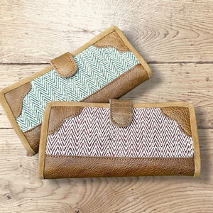 10 x 22 cm, CARTERA UNISEX, Diseño Minimalista, en Algodón y Cuero, 7 Bolsillos, 1 Cremallera, 1 Botón, Hecha a Mano en Nepal por Mujeres Locales en un Comercio Justo