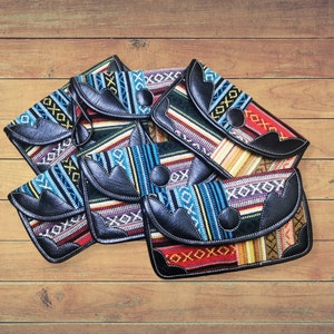 13x22 cm, Kleine Tasche/Geldbeutel aus reinem Leder und Gheri Baumwolle, 1 Tasche, 1 Reißverschluss, 1 Knopf, handgefertigt in Nepal von lokalen Frauen in fairem Handel