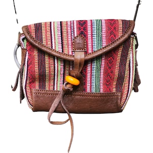 22x18 cm, Boho Umhängetasche, handgemacht mit Gheri Baumwolle & reinem Leder, 1 Knopfverschluss, 2 Taschen, 2 Reißverschluss, gemischte warme Farben, handgefertigt in Nepal