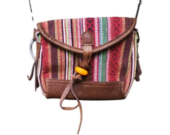 22x18 cm, Boho Umhängetasche, handgemacht mit Gheri Baumwolle & reinem Leder, 1 Knopfverschluss, 2 Taschen, 2 Reißverschluss, gemischte warme Farben, handgefertigt in Nepal