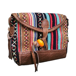 22x18 cm, Borsa a tracolla Boho, Fatta a mano con cotone Gheri e pura pelle, 1 chiusura a bottone, 2 tasche, 2 zip, Colori freddi misti, Fatto a mano in Nepal