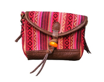 22x18 cm, Boho Umhängetasche, Handgemacht mit Gheri Baumwolle & Reinem Leder, 1 Knopfschloss, 2 Taschen, 2 Reißverschluss, Rote Farbe, Handgemacht in Nepal