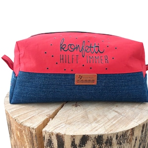 Kosmetiktasche/Kulturbeutel handgenäht, blau/rot mit Aufschrift