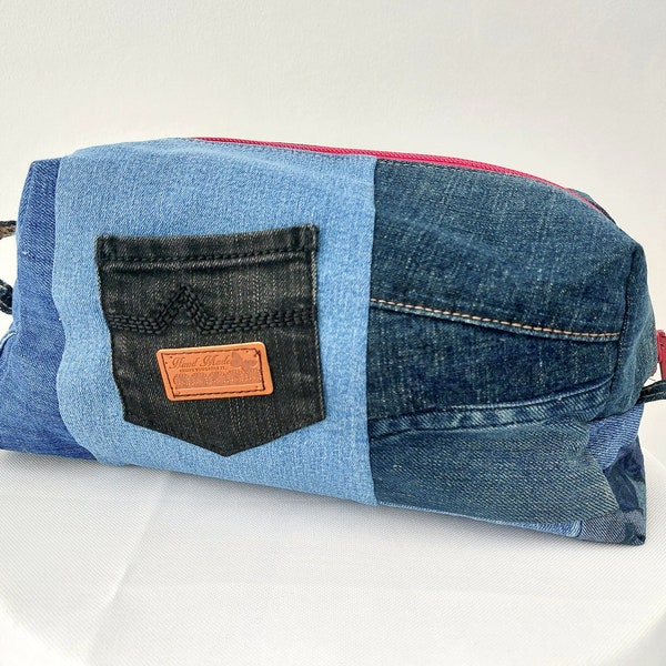 Kosmetiktasche/Kulturbeutel handgenäht aus Denim, Patchwork