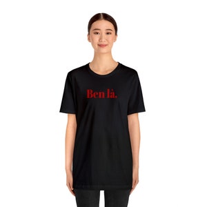 K&ouml;nnte beinhalten: Schwarzes T-Shirt mit dem Text "Ben l&agrave;." in Rot.
