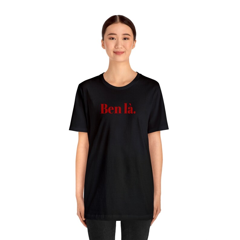 K&ouml;nnte beinhalten: Schwarzes T-Shirt mit dem Text "Ben l&agrave;." in Rot.