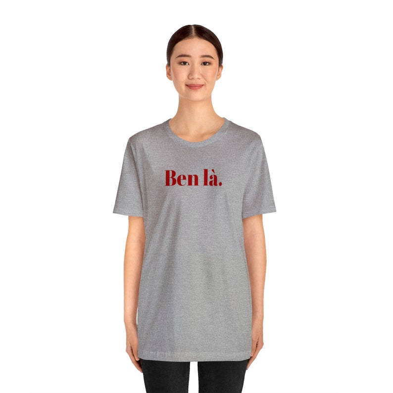 K&ouml;nnte beinhalten: Ein hellgraues T-Shirt mit einem roten Aufdruck, der "Ben l&agrave;." lautet.