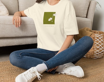La Vie Est Belle floral design T-Shirt Daisy Summer outfit French text minimalist tee
