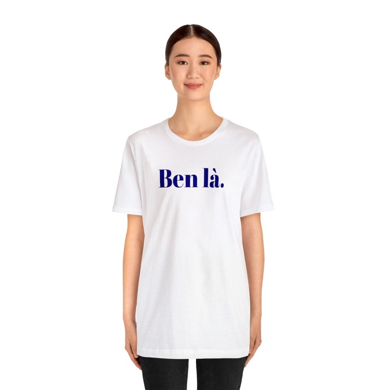 K&ouml;nnte beinhalten: Wei&szlig;es T-Shirt mit dem Aufdruck "Ben l&agrave;." in dunkelblau.