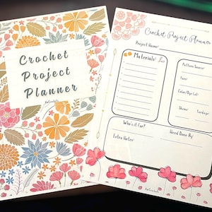 Peut inclure: Un planificateur de projet de crochet imprimable avec un motif floral. Le planificateur comprend des sections pour le nom du projet, les matériaux, la laine, la couleur, les écheveaux, le métrage, à qui il est destiné, des notes supplémentaires et la date limite.