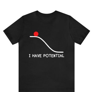 Könnte beinhalten: Schwarzes T-Shirt mit einer weißen Grafik eines roten Balls, der einen Hügel herunterrollt. Der Text "I HAVE POTENTIAL" ist unter der Grafik gedruckt.