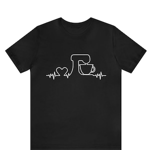 Puede incluir: Camiseta negra con un contorno blanco de un corazón, una batidora de cocina y una taza de café, todos conectados por una línea de latido del corazón.