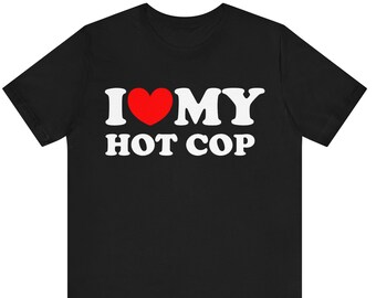 私のホットな警官が大好きシャツ、私のホットな警官が大好きTシャツ、警官好きTシャツ、面白い関係シャツ、警官好きへのギフトアイデア、プロ警官シャツ