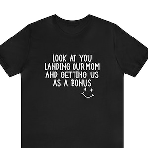 Schauen Sie sich an, wie Sie unsere Mutter landen und uns als Bonus-Shirt, Vatertagsgeschenk für Stiefvater, Bonus-Vati-Shirt, Geschenk für Stiefvater-T-Shirt