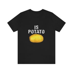 Puede incluir: Camiseta negra con el texto "IS POTATO" en blanco y una imagen de una patata amarilla.