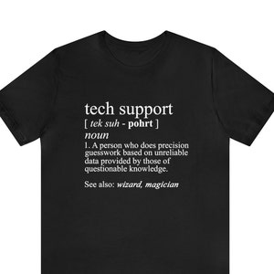 Può includere: T-shirt nera con la definizione di "tech support" stampata in bianco. La definizione include la pronuncia, la parola "nome" e una descrizione umoristica della professione. La maglietta include anche "Vedi anche: wizard, magician."