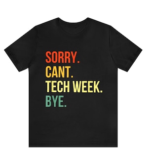 Puede incluir: Camiseta negra con el texto "SORRY. CANT. TECH WEEK. BYE." en un esquema de color retro.
