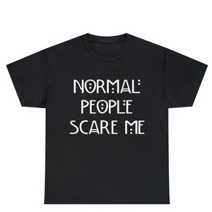 Puede incluir: Camiseta negra con texto blanco que dice "NORMAL: PEOPLE SCARE ME"