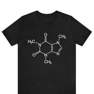 Puede incluir: Camiseta negra con una estructura química de cafeína blanca impresa en la parte delantera.
