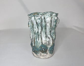 Hand-formed vase – turquoise & white with floral structure – artistic ceramics – natural elegance