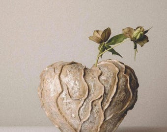 Heart-shaped ceramic vase – Handmade clay sculpture | Organic, rustic, nature-inspired | Unique art object