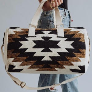 Neutral Schwarz Braun Weiß Boho Aztec Seesack, Weekender, Sporttasche, Windeltasche, Reisetasche, westlicher Seesack, tolles Geschenk zum Valentinstag!