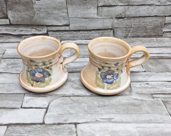 Vintage La POTERIE PROVENCE-espressokopjes: handgetekende bloemen Frans aardewerk (set van 2)