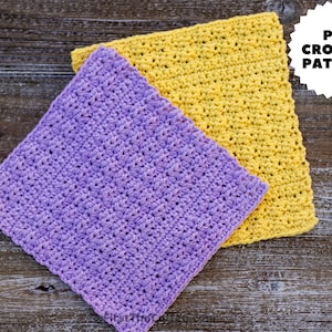 Puede incluir: Dos paños de cocina de ganchillo, uno morado y otro amarillo, sobre una superficie de madera. El texto "PDF CROCHET PATTERN" está en un círculo blanco en el lado derecho de la imagen.