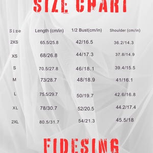 Puede incluir: Una tabla de tallas con medidas en cent&iacute;metros y pulgadas, incluyendo dimensiones de largo, busto y hombros. La tabla est&aacute; etiquetada como "SIZE CHART" en rojo, con la marca "FIDESING" en la parte inferior. Tallas de 2XS a 2XL.