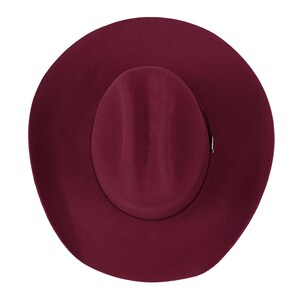 K&ouml;nnte beinhalten: Ein burgunderfarbener Filzhut im Fedora-Stil.