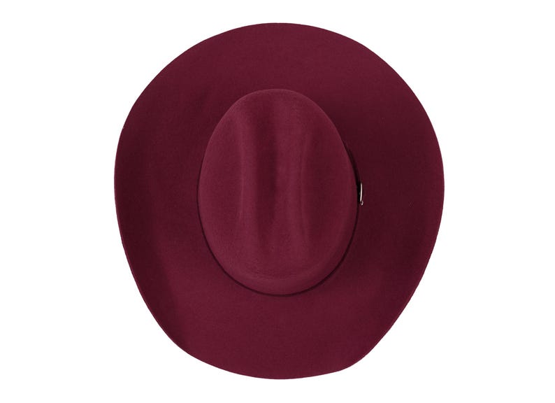 K&ouml;nnte beinhalten: Ein burgunderfarbener Filzhut im Fedora-Stil.