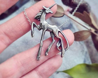 スターリングシルバー製ユニコーンネックレス - 彫刻ジュエリー - ファンタジーペンダント