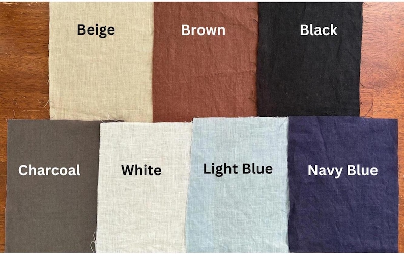 Pode incluir: Uma cole&ccedil;&atilde;o de sete amostras de tecido retangulares dispostas em duas fileiras. As cores incluem bege, marrom, preto, carv&atilde;o, branco, azul claro e azul marinho. Cada amostra &eacute; rotulada com o nome da cor correspondente em texto branco.