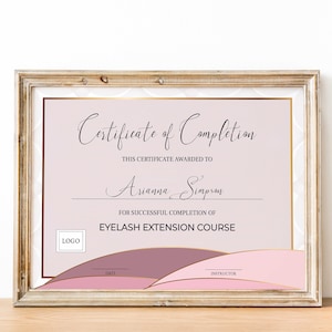 Peut inclure: Un certificat de réussite de couleur rose et or pour un cours de pose d'extensions de cils, décerné à Arianna Simpson. Le certificat comporte un logo, une date et des champs pour l'instructeur.