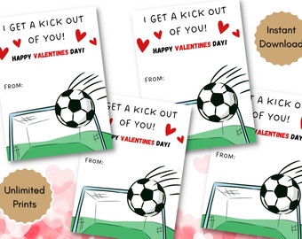 Pode incluir: Quatro cartões de Dia dos Namorados imprimíveis com uma bola de futebol entrando em um gol com o texto "Eu adoro estar com você! Feliz Dia dos Namorados!" e "De:"