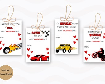 Puede incluir: Juego de cuatro etiquetas de regalo del Día de San Valentín con temas de carreras. Cada etiqueta presenta un gráfico de vehículo, un mensaje del Día de San Valentín y espacio para escribir "De".