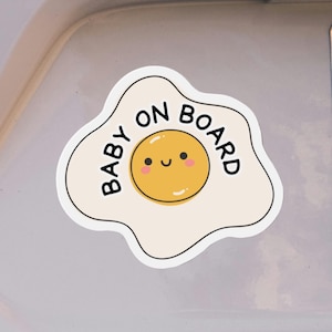 Magnes lub naklejka na samochód Fried Egg Baby On Board – urocze ogłoszenie o ciąży i prezent na baby shower