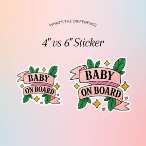 Puede incluir: Dos pegatinas con el texto "BABY ON BOARD" en una pancarta rosa, rodeadas de hojas verdes y estrellas doradas. El texto "WHAT'S THE DIFFERENCE" y "4" vs 6" Sticker" est&aacute; en la parte superior. Una pegatina mide 10 cm, la otra 15 cm.