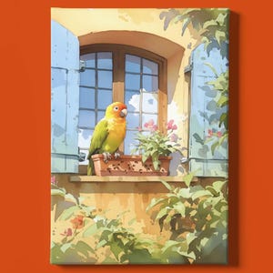 Puede incluir: Pintura a la acuarela de un loro posado en el alféizar de una ventana. El ave tiene plumaje verde y amarillo y una cabeza roja. La ventana tiene contraventanas azules y una vista del cielo. Una jardinera con flores rosas se encuentra en el alféizar.