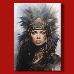 Op de afbeelding: Canvas print met een portret van een vrouw met lang donker haar, versierd met een gevederde hoofdtooi en een sierlijke metalen kroon. Het kunstwerk is in aquarel stijl met gedempte tinten op een rode achtergrond.