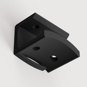 以下が含まれることがあります： 3つの取り付け穴のある黒いプラスチック製のコーナーブラケット