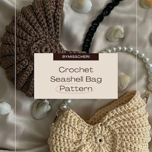 Op de afbeelding: Twee gehaakte zeeschelptassen, één bruin en één crème, met zwarte en parelachtige bandjes. De tassen liggen op een satijnen oppervlak met zeeschelpen. De tekst op de afbeelding luidt "Crochet Seashell Bag Pattern" en "Buy Now".
