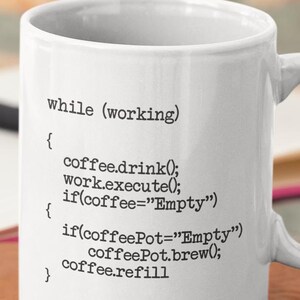 Könnte beinhalten: Weiße Keramik-Kaffeetasse mit schwarzem Text, der lautet: "while (working) { coffee.drink(); work.execute(); if(coffee="Empty") { if(coffeePot="Empty") coffeePot.brew(); coffee.refill } "