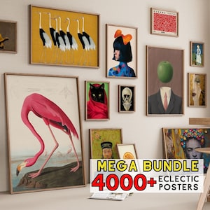 Puede incluir: Una colecci&oacute;n de p&oacute;sters enmarcados con diversos dise&ntilde;os, que incluyen un flamenco, un gato negro, una calavera, una mujer con un lazo, una manzana verde y un grupo de grullas. Los p&oacute;sters est&aacute;n dispuestos en una pared blanca con una mesa de madera y dos taburetes en primer plano. El texto "MEGA BUNDLE 4000+ ECLECTIC POSTERS" es visible en la parte inferior de la imagen.