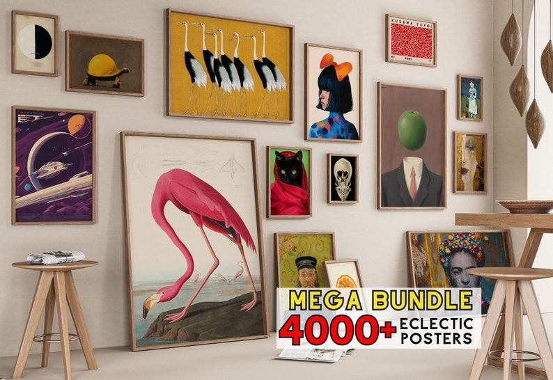 Puede incluir: Una colecci&oacute;n de p&oacute;sters enmarcados con diversos dise&ntilde;os, que incluyen un flamenco, un gato negro, una calavera, una mujer con un lazo, una manzana verde y un grupo de grullas. Los p&oacute;sters est&aacute;n dispuestos en una pared blanca con una mesa de madera y dos taburetes en primer plano. El texto "MEGA BUNDLE 4000+ ECLECTIC POSTERS" es visible en la parte inferior de la imagen.