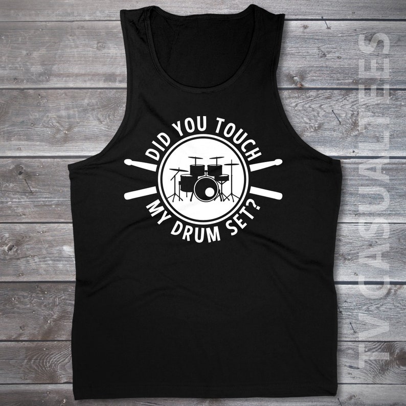 Pu&ograve; includere: Canotta nera con una grafica bianca di una batteria e il testo "Did you touch my drum set?"