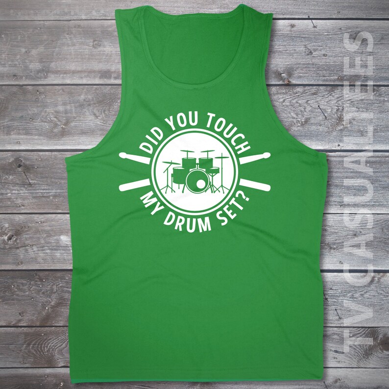 Pu&ograve; includere: Canotta verde con una grafica bianca di una batteria e il testo "Did you touch my drum set?"